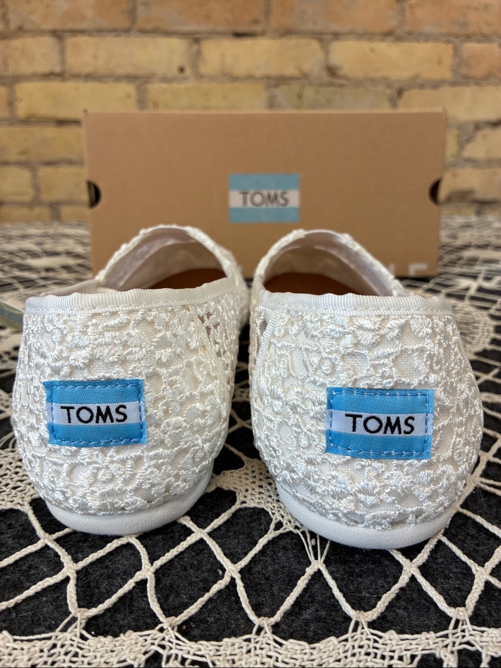 TOMS Women's White Mini Floral Lace Slip-On Flats, 9.5 B - Picture 4 of 8